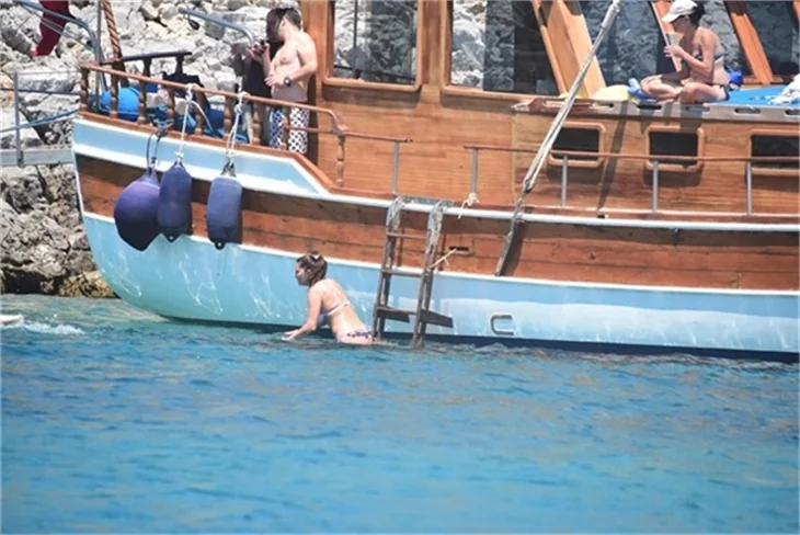 Nurgül Yeşilçay tanga bikini ile yakalandı!