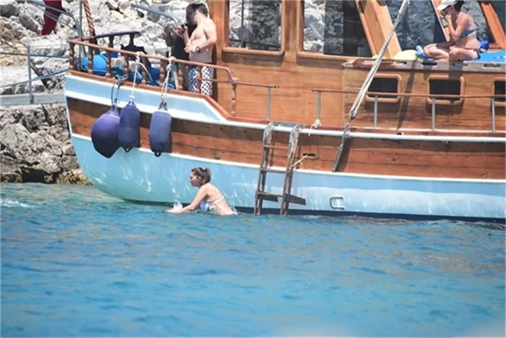 Nurgül Yeşilçay tanga bikini ile yakalandı!