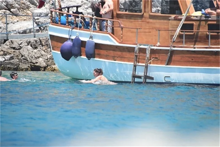 Nurgül Yeşilçay tanga bikini ile yakalandı!