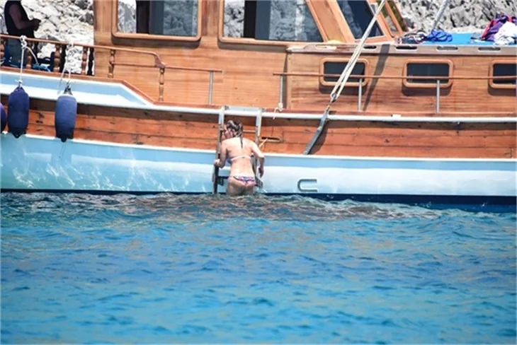 Nurgül Yeşilçay tanga bikini ile yakalandı!