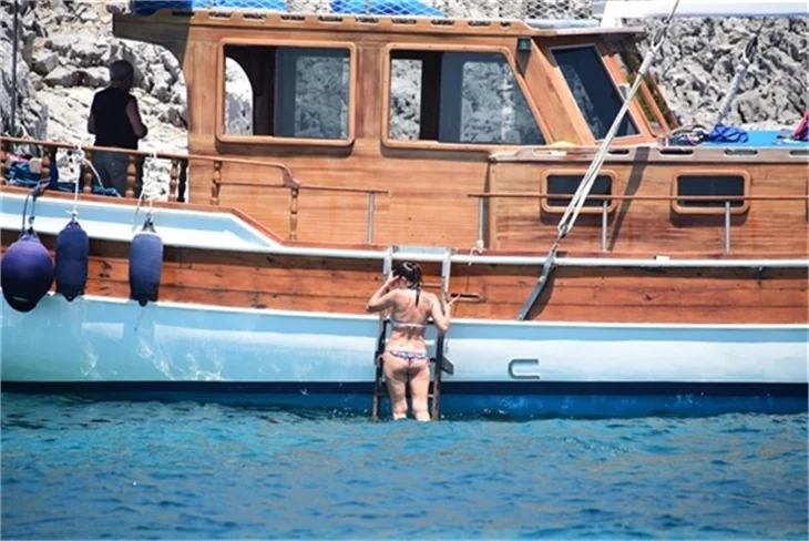 Nurgül Yeşilçay tanga bikini ile yakalandı!