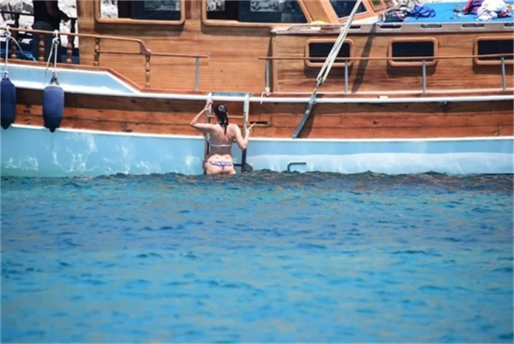 Nurgül Yeşilçay tanga bikini ile yakalandı!