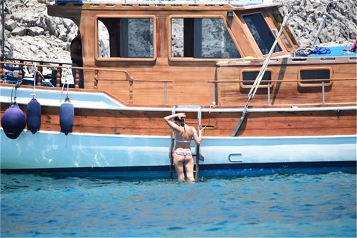 Nurgül Yeşilçay tanga bikini ile yakalandı!