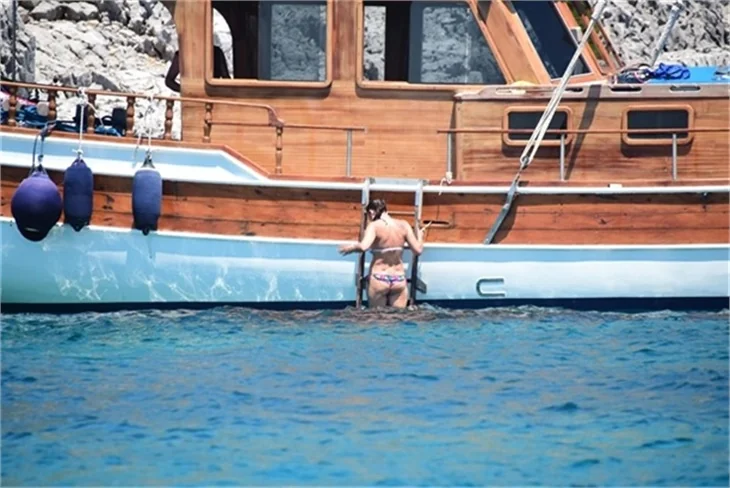 Nurgül Yeşilçay tanga bikini ile yakalandı!