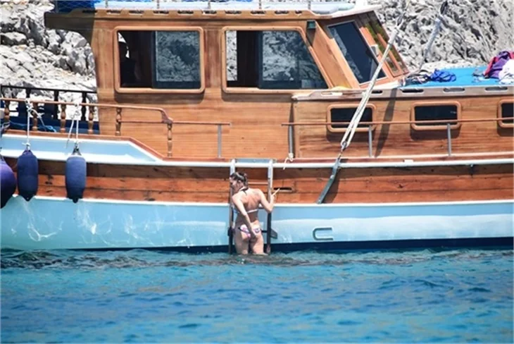 Nurgül Yeşilçay tanga bikini ile yakalandı!