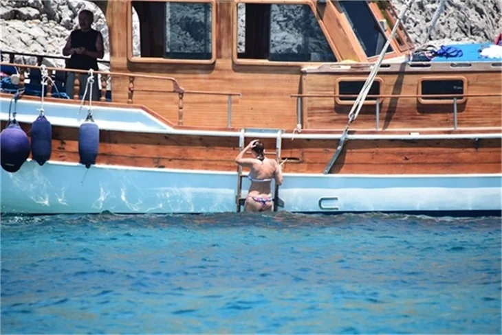 Nurgül Yeşilçay tanga bikini ile yakalandı!