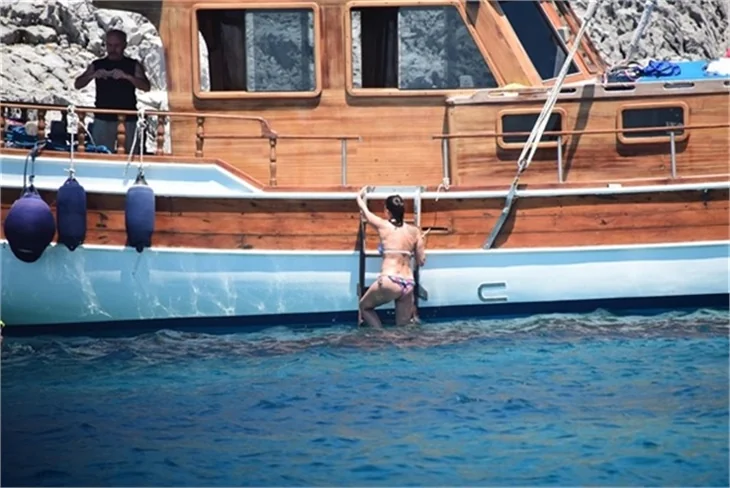 Nurgül Yeşilçay tanga bikini ile yakalandı!