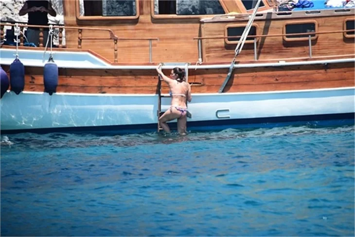 Nurgül Yeşilçay tanga bikini ile yakalandı!