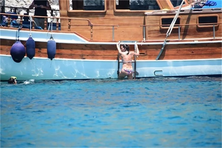 Nurgül Yeşilçay tanga bikini ile yakalandı!