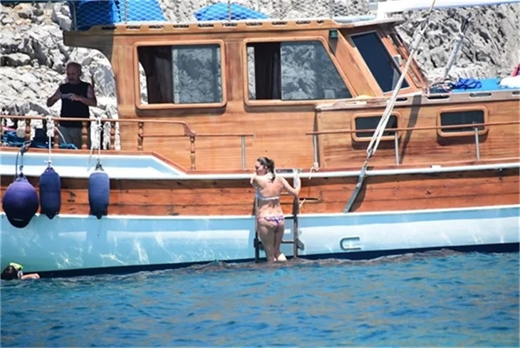 Nurgül Yeşilçay tanga bikini ile yakalandı!