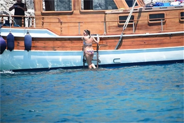 Nurgül Yeşilçay tanga bikini ile yakalandı!