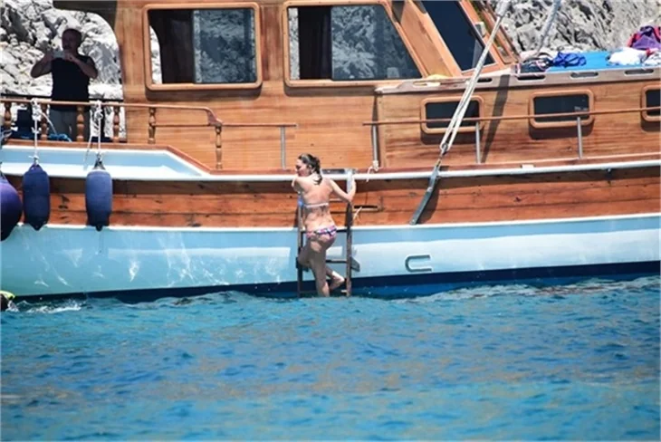 Nurgül Yeşilçay tanga bikini ile yakalandı!