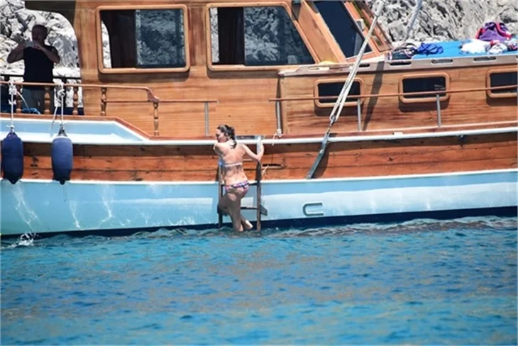 Nurgül Yeşilçay tanga bikini ile yakalandı!