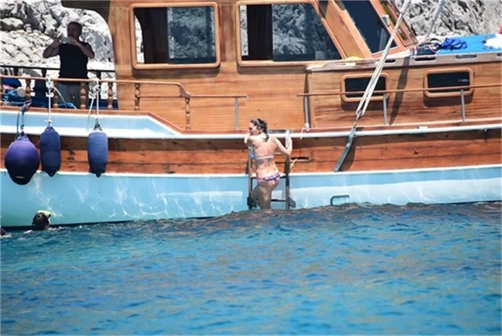 Nurgül Yeşilçay tanga bikini ile yakalandı!