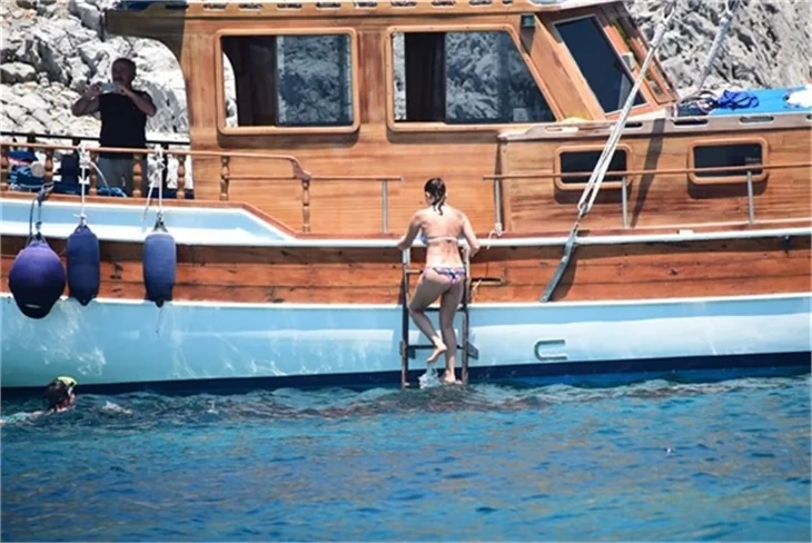 Nurgül Yeşilçay tanga bikini ile yakalandı!