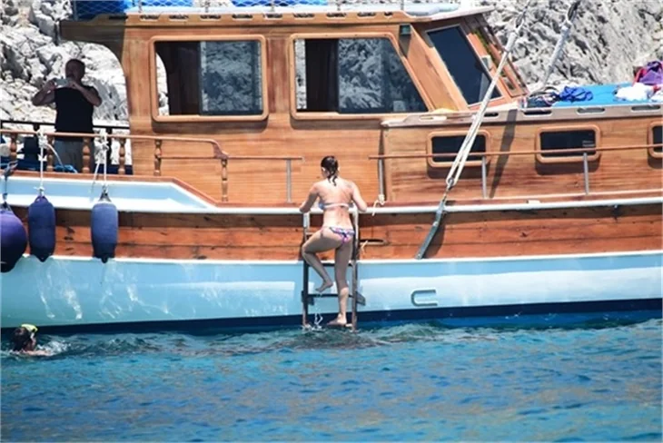 Nurgül Yeşilçay tanga bikini ile yakalandı!
