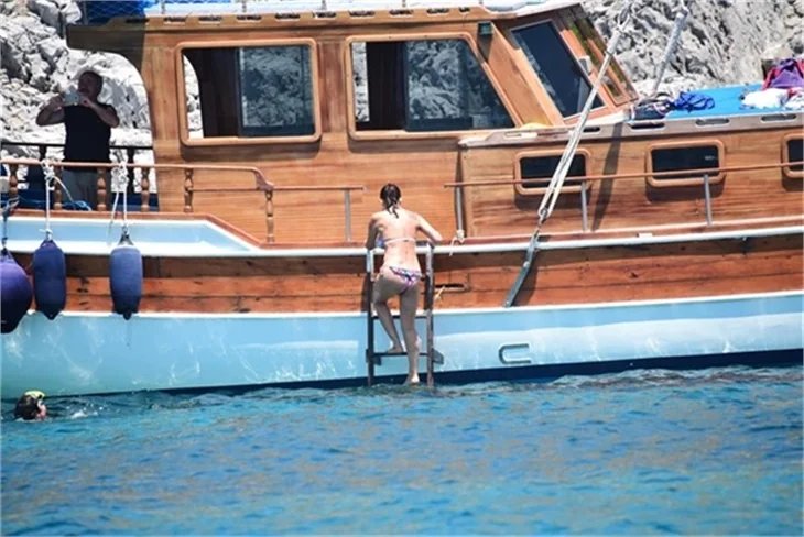 Nurgül Yeşilçay tanga bikini ile yakalandı!