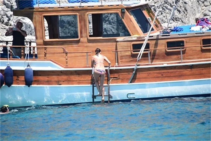 Nurgül Yeşilçay tanga bikini ile yakalandı!