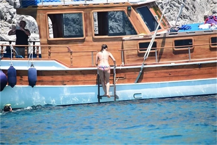 Nurgül Yeşilçay tanga bikini ile yakalandı!