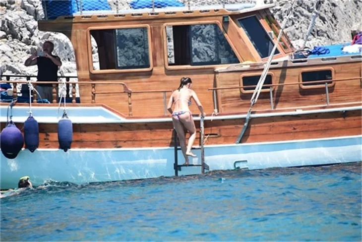 Nurgül Yeşilçay tanga bikini ile yakalandı!