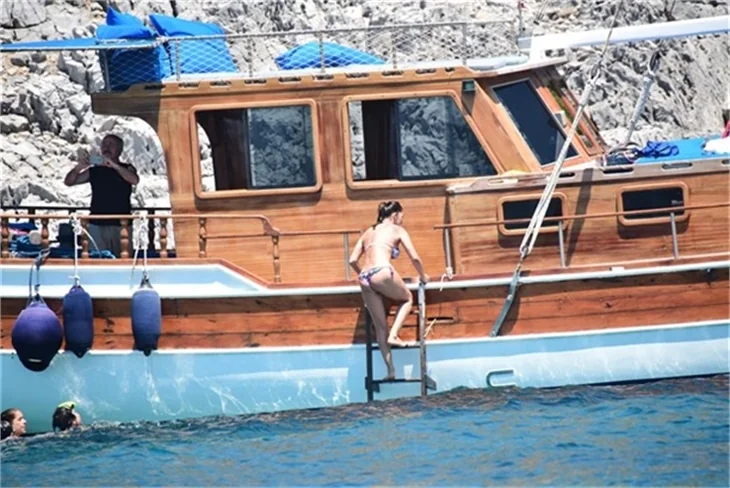 Nurgül Yeşilçay tanga bikini ile yakalandı!