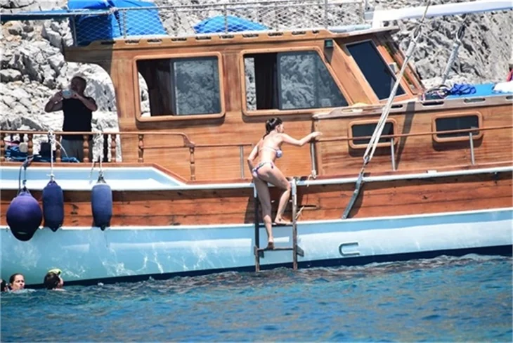 Nurgül Yeşilçay tanga bikini ile yakalandı!
