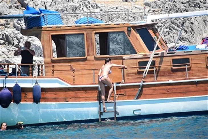 Nurgül Yeşilçay tanga bikini ile yakalandı!