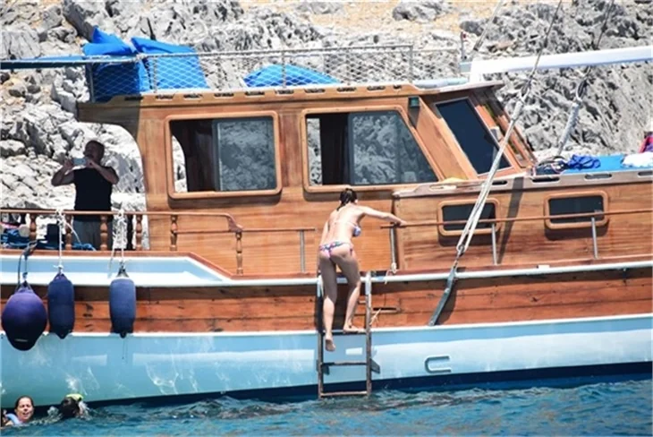 Nurgül Yeşilçay tanga bikini ile yakalandı!