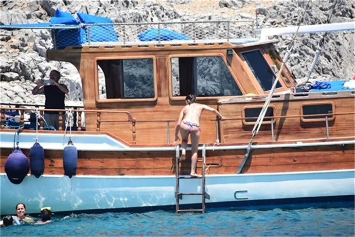 Nurgül Yeşilçay tanga bikini ile yakalandı!