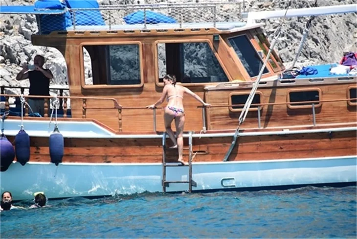 Nurgül Yeşilçay tanga bikini ile yakalandı!