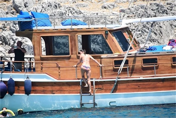 Nurgül Yeşilçay tanga bikini ile yakalandı!