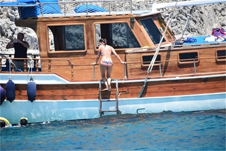 Nurgül Yeşilçay tanga bikini ile yakalandı!