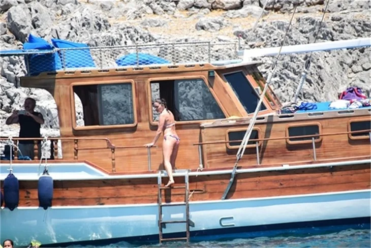 Nurgül Yeşilçay tanga bikini ile yakalandı!