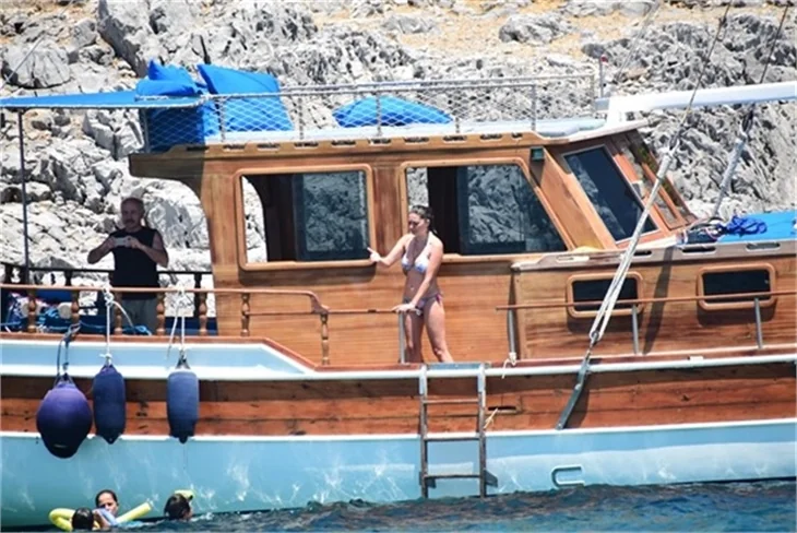 Nurgül Yeşilçay tanga bikini ile yakalandı!