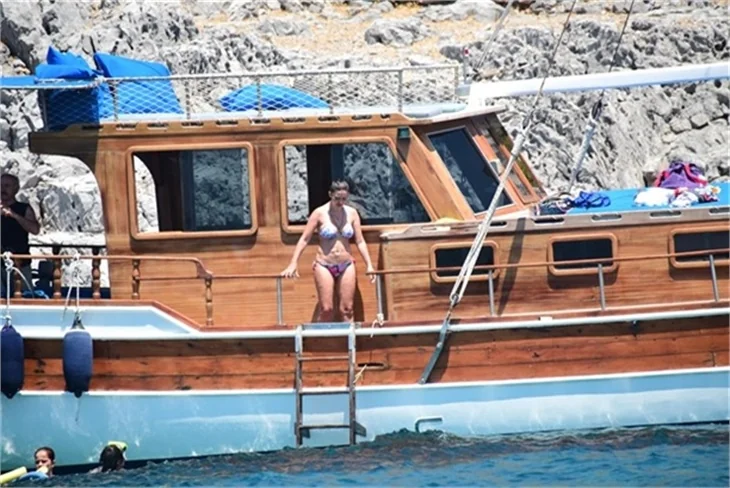 Nurgül Yeşilçay tanga bikini ile yakalandı!
