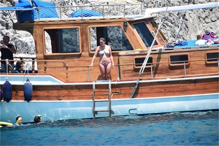 Nurgül Yeşilçay tanga bikini ile yakalandı!