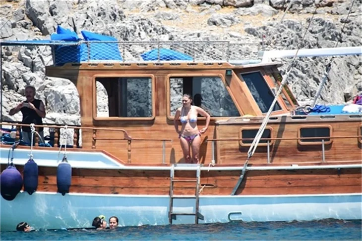 Nurgül Yeşilçay tanga bikini ile yakalandı!