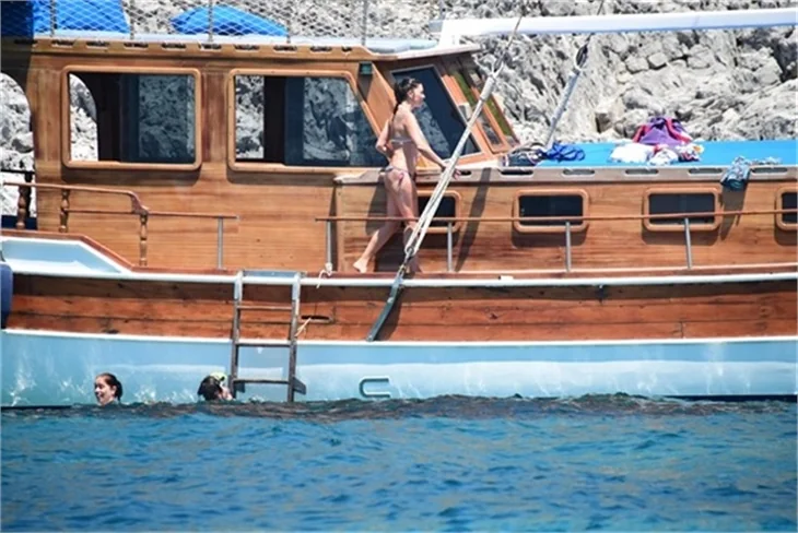 Nurgül Yeşilçay tanga bikini ile yakalandı!