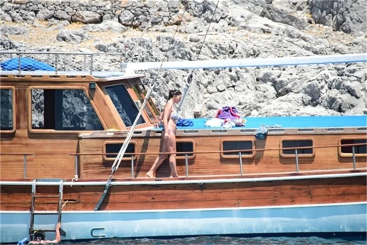 Nurgül Yeşilçay tanga bikini ile yakalandı!