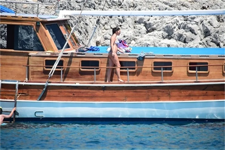 Nurgül Yeşilçay tanga bikini ile yakalandı!