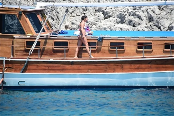 Nurgül Yeşilçay tanga bikini ile yakalandı!