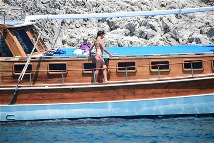 Nurgül Yeşilçay tanga bikini ile yakalandı!