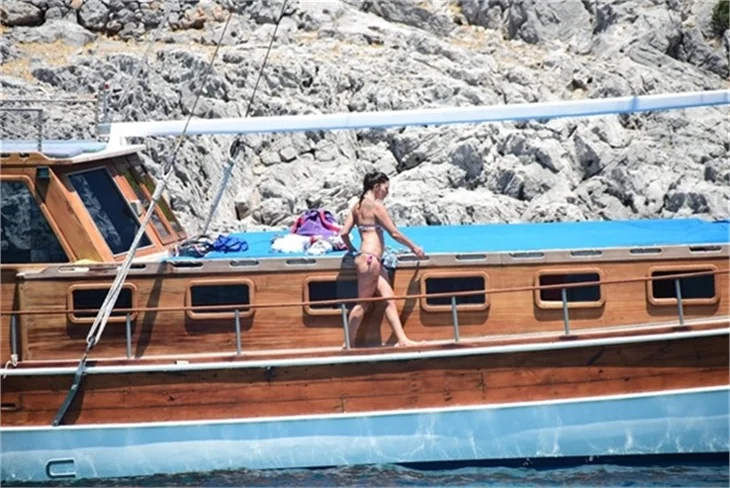 Nurgül Yeşilçay tanga bikini ile yakalandı!