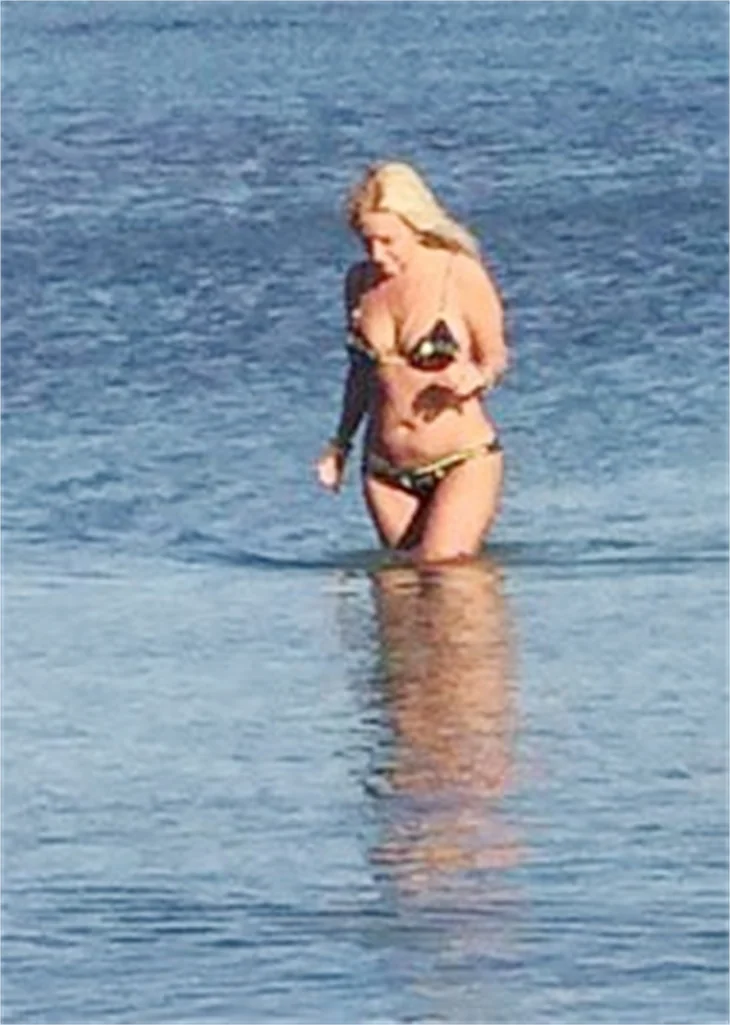 Saba Tümer bikini yakalandı