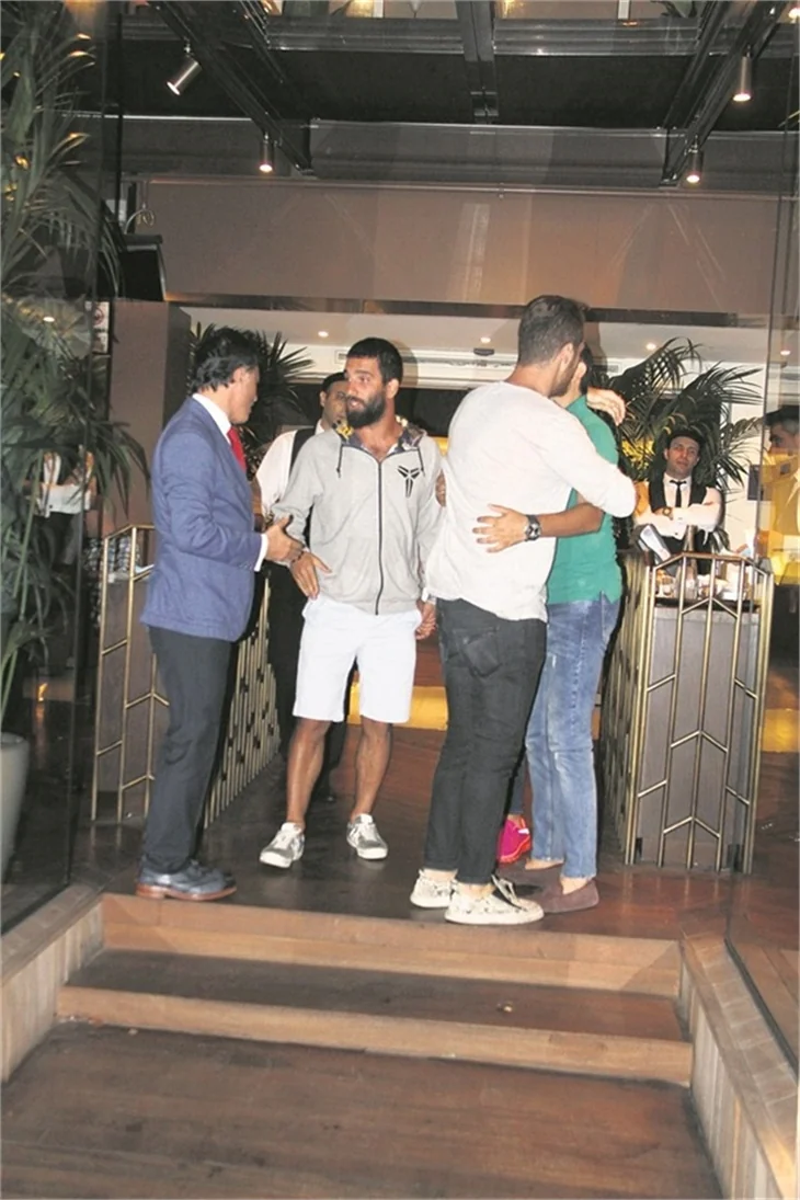 Arda Turan transferi Aslıhan ile kutladı