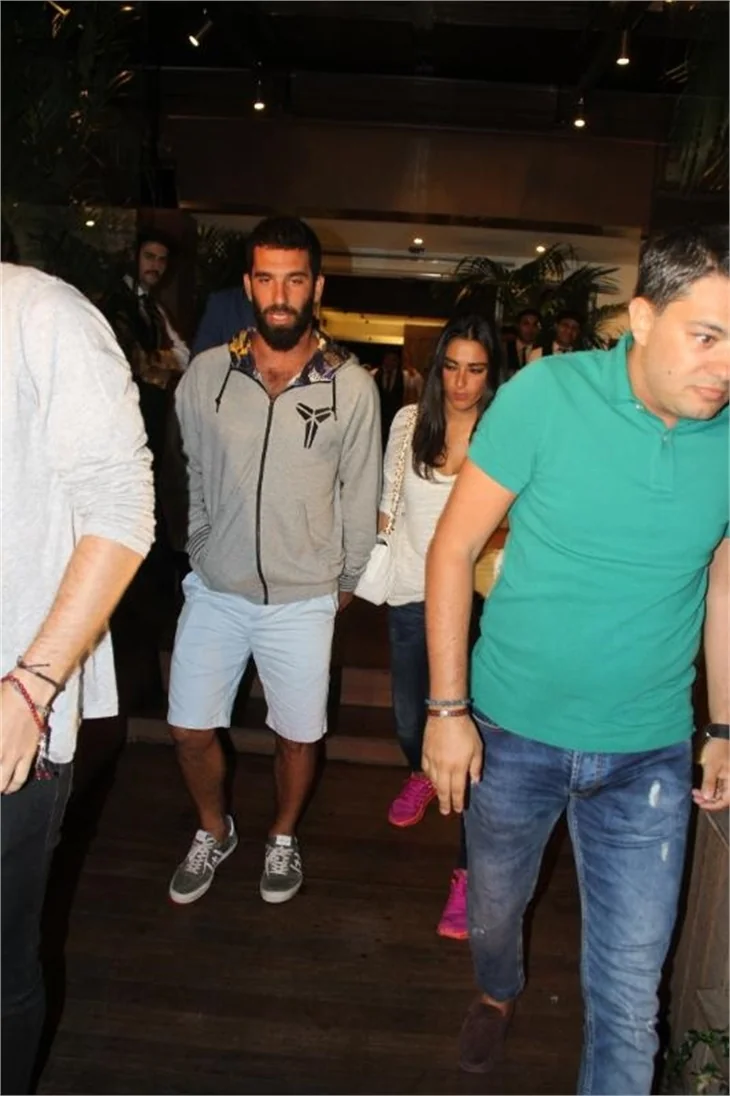 Arda Turan transferi Aslıhan ile kutladı