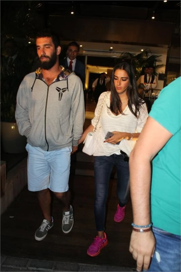 Arda Turan transferi Aslıhan ile kutladı