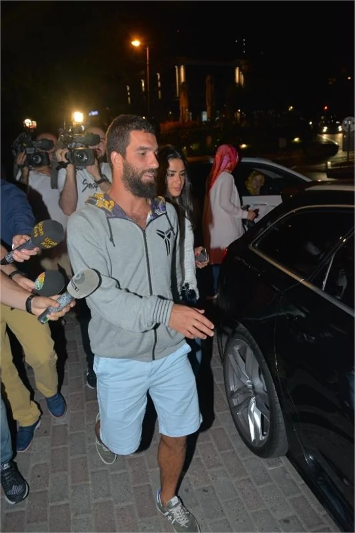 Arda Turan transferi Aslıhan ile kutladı