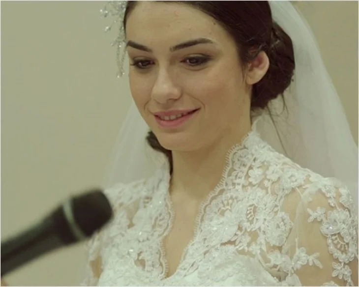 Hazar Ergüçlü çocukluk fotoğrafını paylaştı