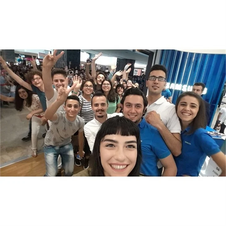 Hazar Ergüçlü çocukluk fotoğrafını paylaştı